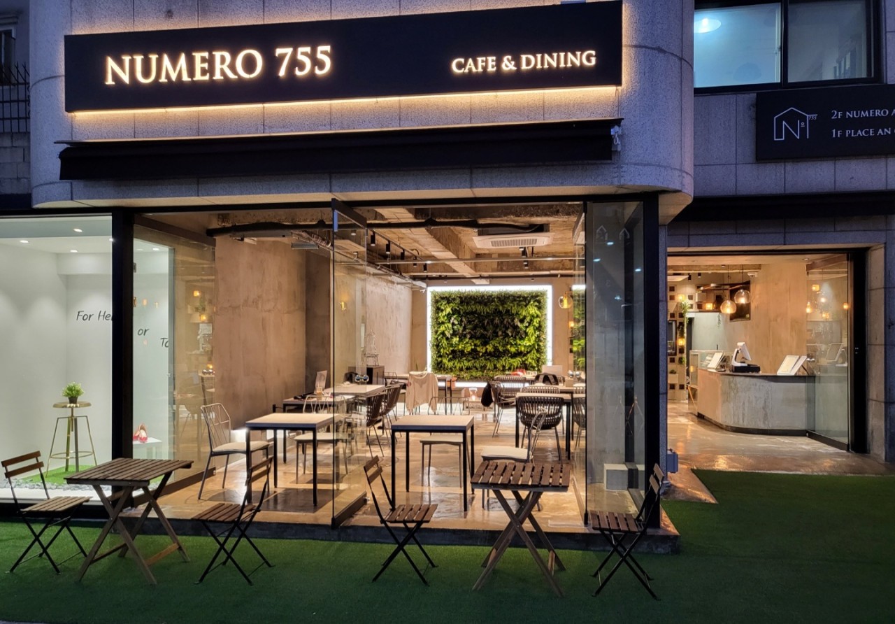 누메로755 카페